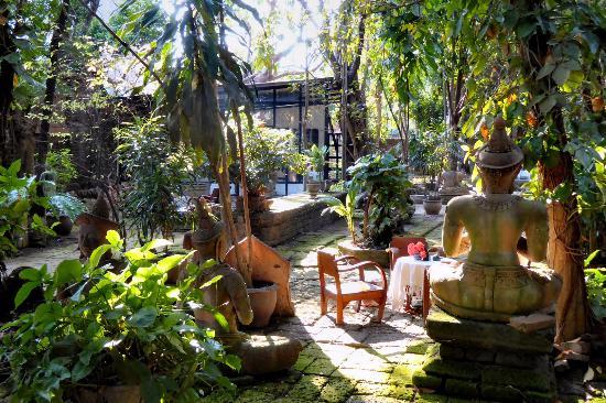 Ban Phor Liang Meun's Terra Cotta Arts